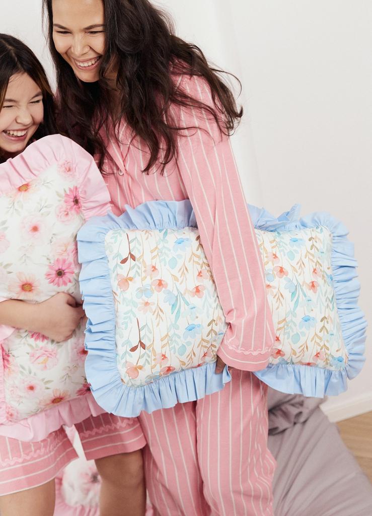 Подушка "полевые цветы" с голубой рюшей