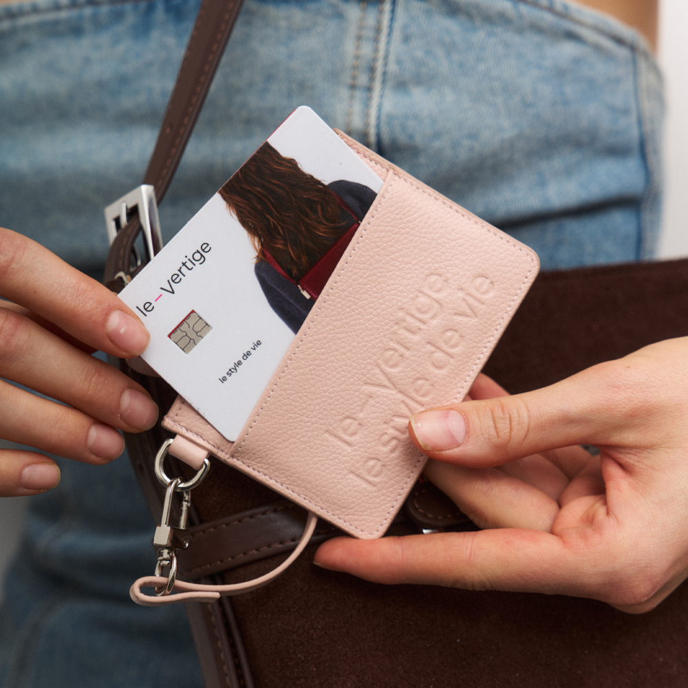 Розовый картхолдер в женских руках