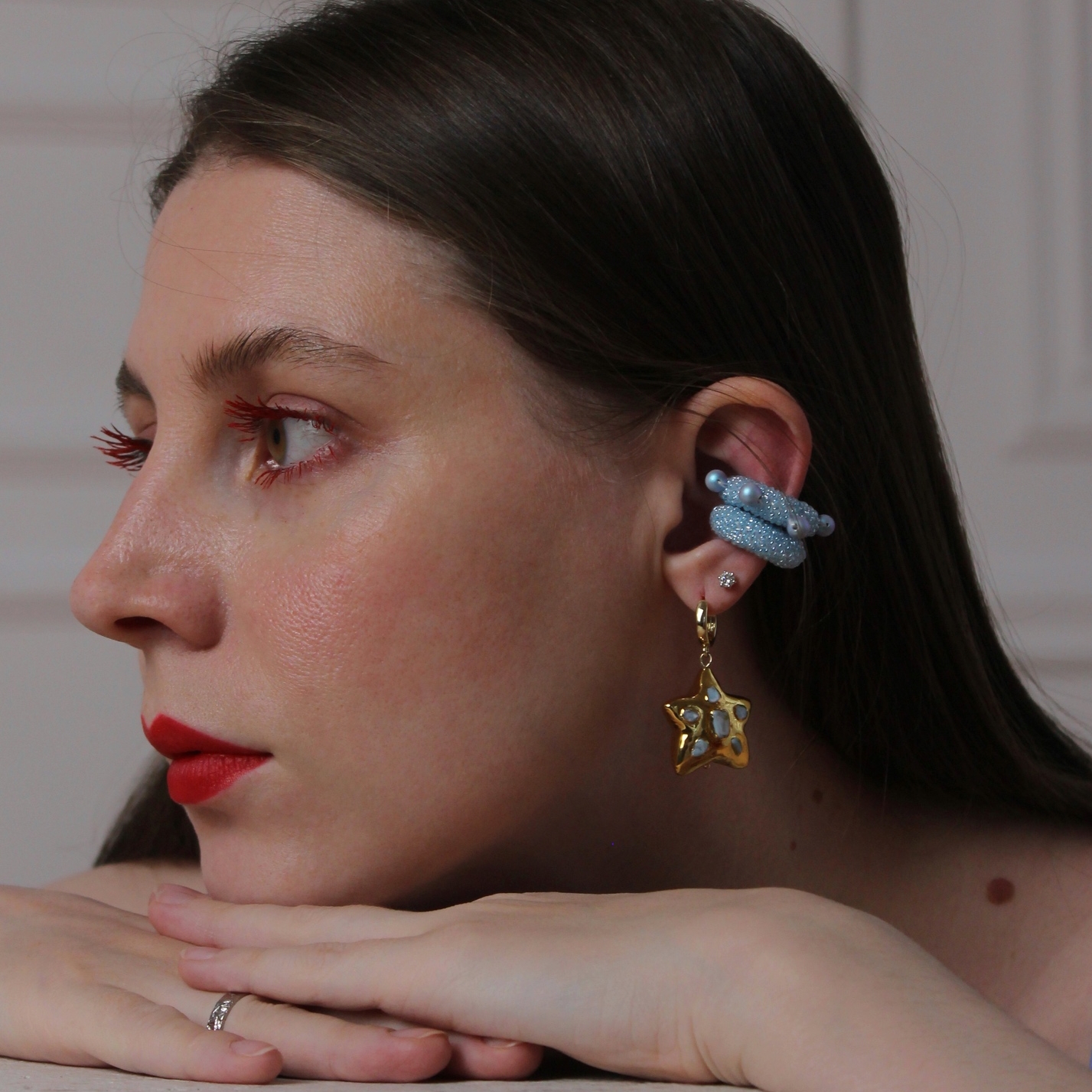 кафф в голубом цвете с голубыми жемчужинами