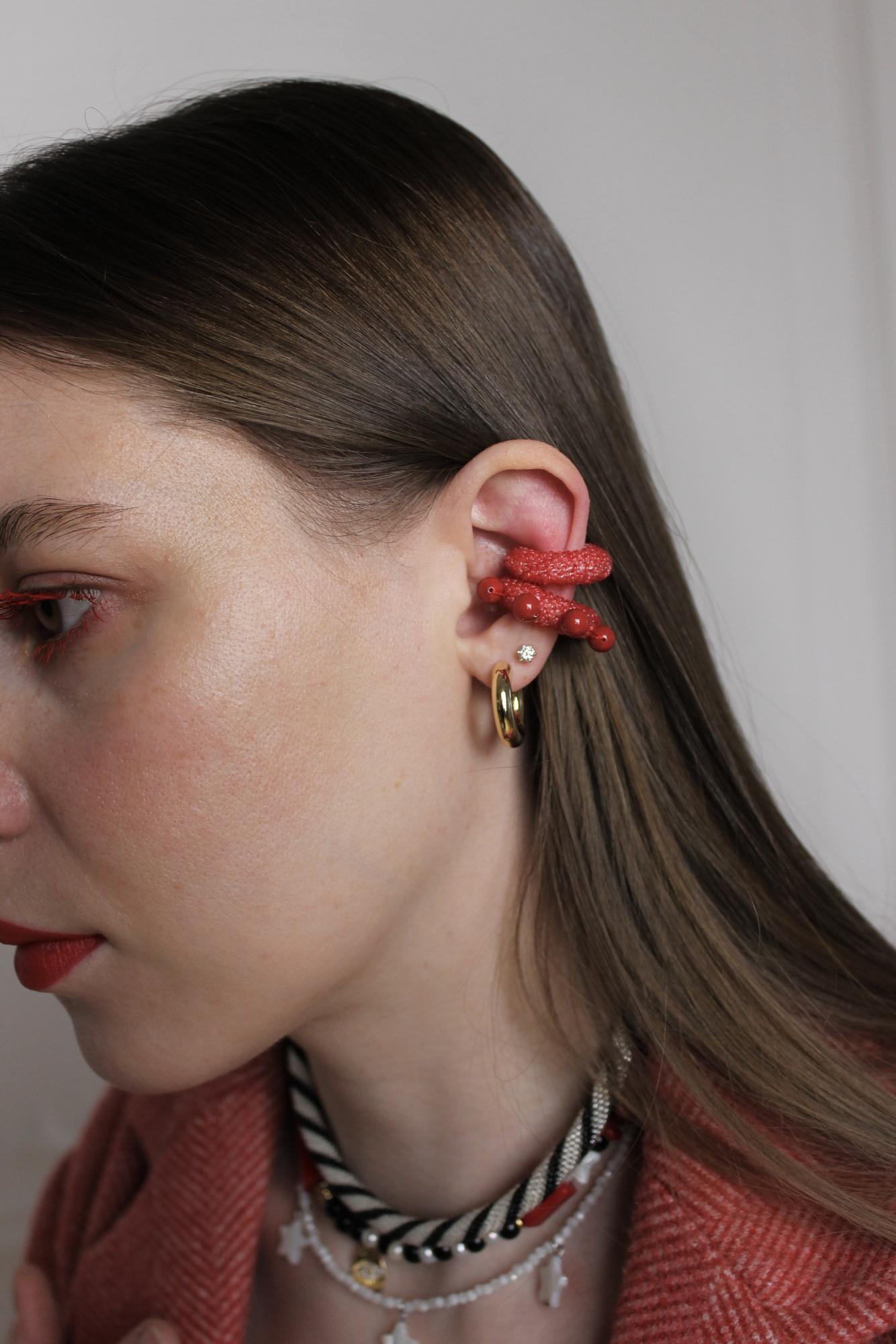 кафф в клубничном цвете с красными жемчужинами