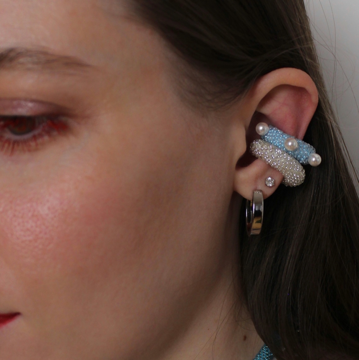 кафф в голубом цвете с белыми жемчужинами