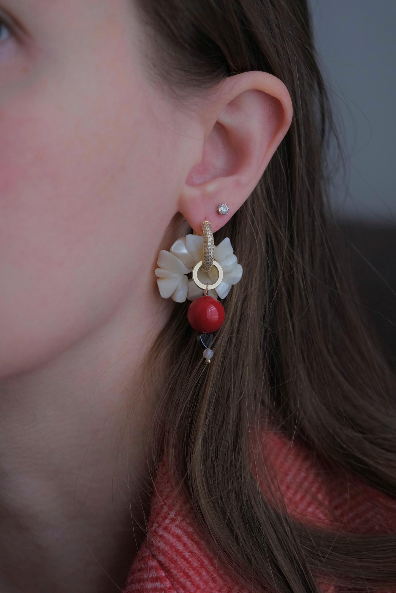 СЕТ МЕСЯЦА "Нежность и страсть": пять съёмных подвесок из натурального перламутра и коралла