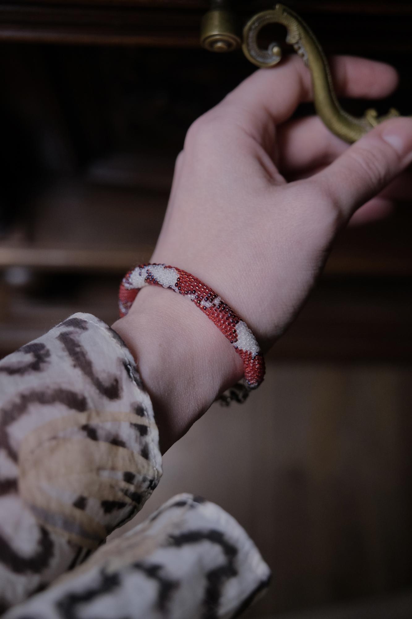 браслет-жгут "Чешуя" в красном цвете