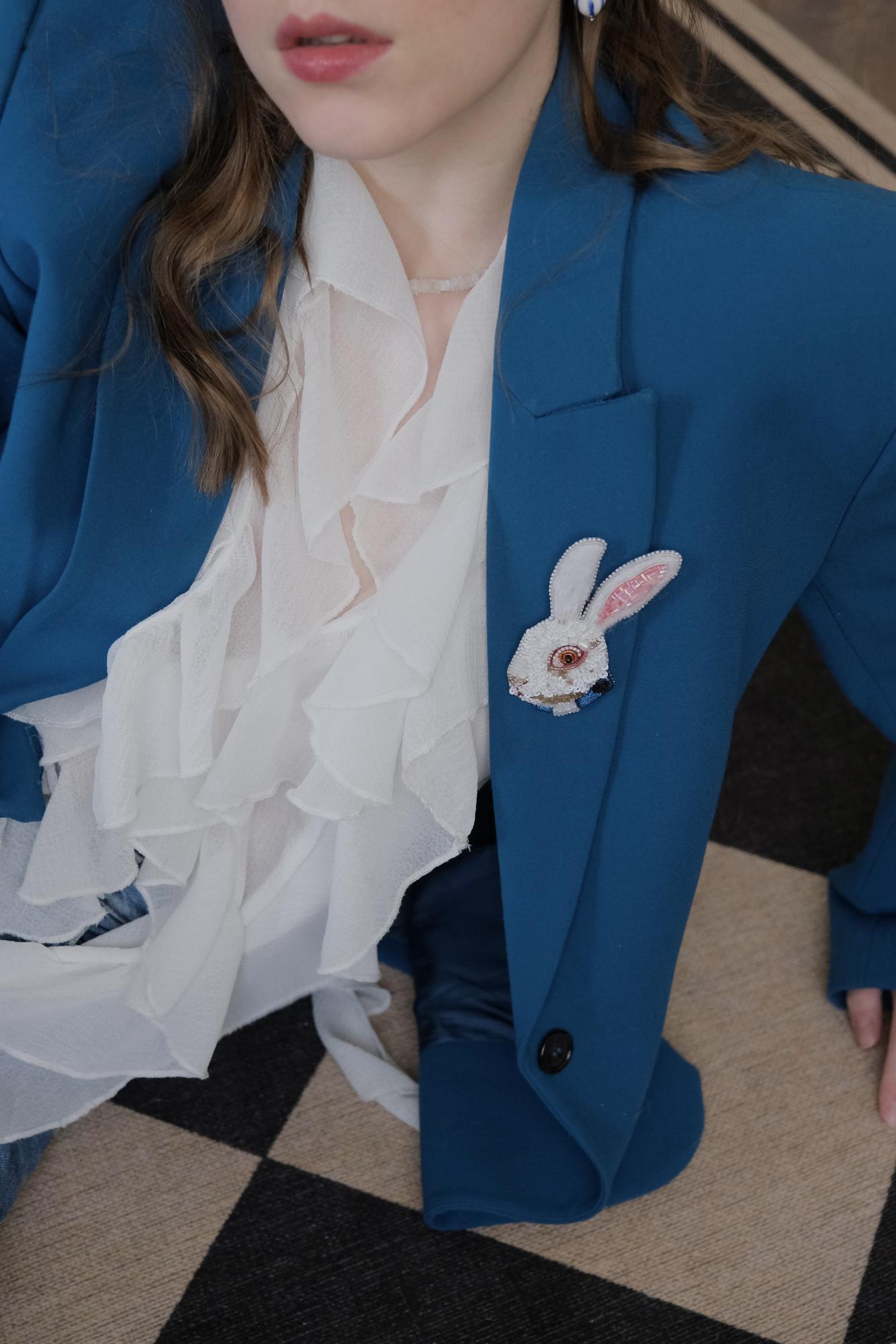 брошь "Белый кролик"