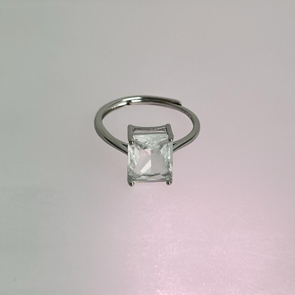 Кольцо с фианитом