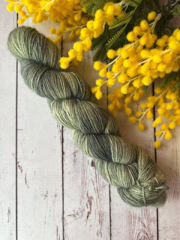 Пряжа носочная ручного окрашивания.  Полынь. Цвет 1