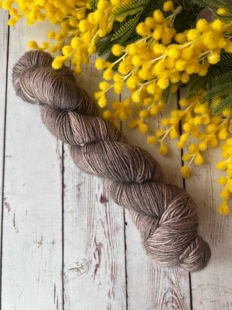 Пряжа носочная ручного окрашивания.  Платина. Цвет 1