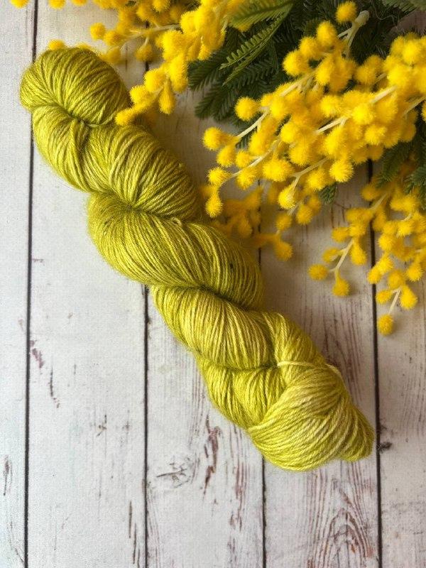 Пряжа носочная ручного окрашивания. Зеленое яблоко. Цвет 1