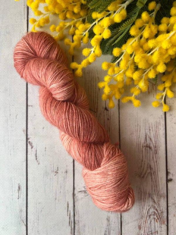 Пряжа носочная ручного окрашивания. Фламинго. Цвет 1