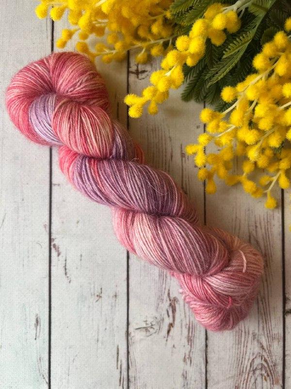 Пряжа носочная ручного окрашивания. Фламинго батик. Цвет 1