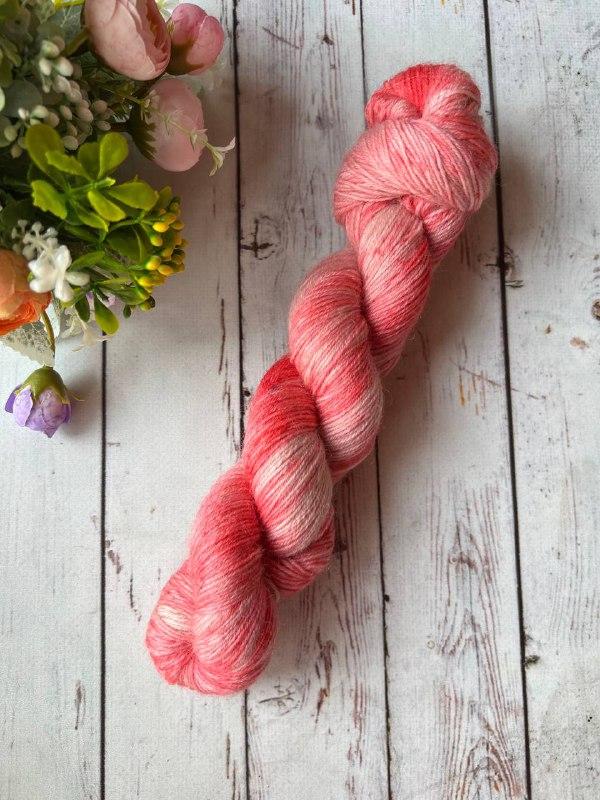 Пряжа носочная ручного окрашивания. Ягодка. Цвет 2