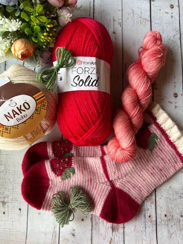 Набор для вязания носочков "ЯГОДКИ" Цвет 1