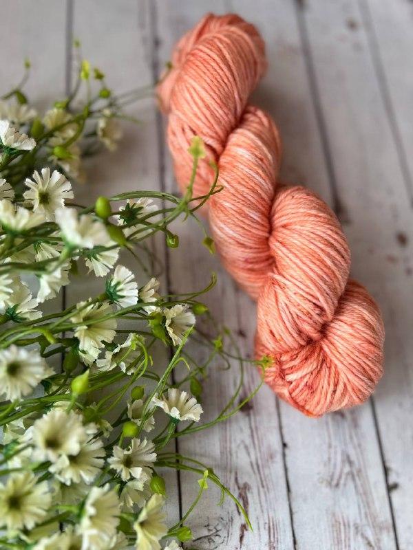 Пряжа носочная ручного окрашивания. Осень 24, 8-нитка. Цвет Персик