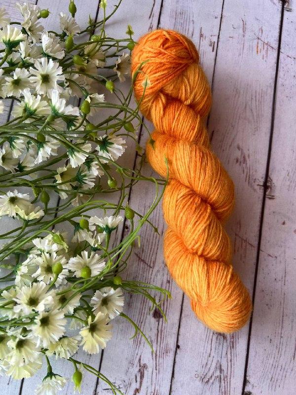 Пряжа носочная ручного окрашивания. Серия Осень 24. Цвет Желток