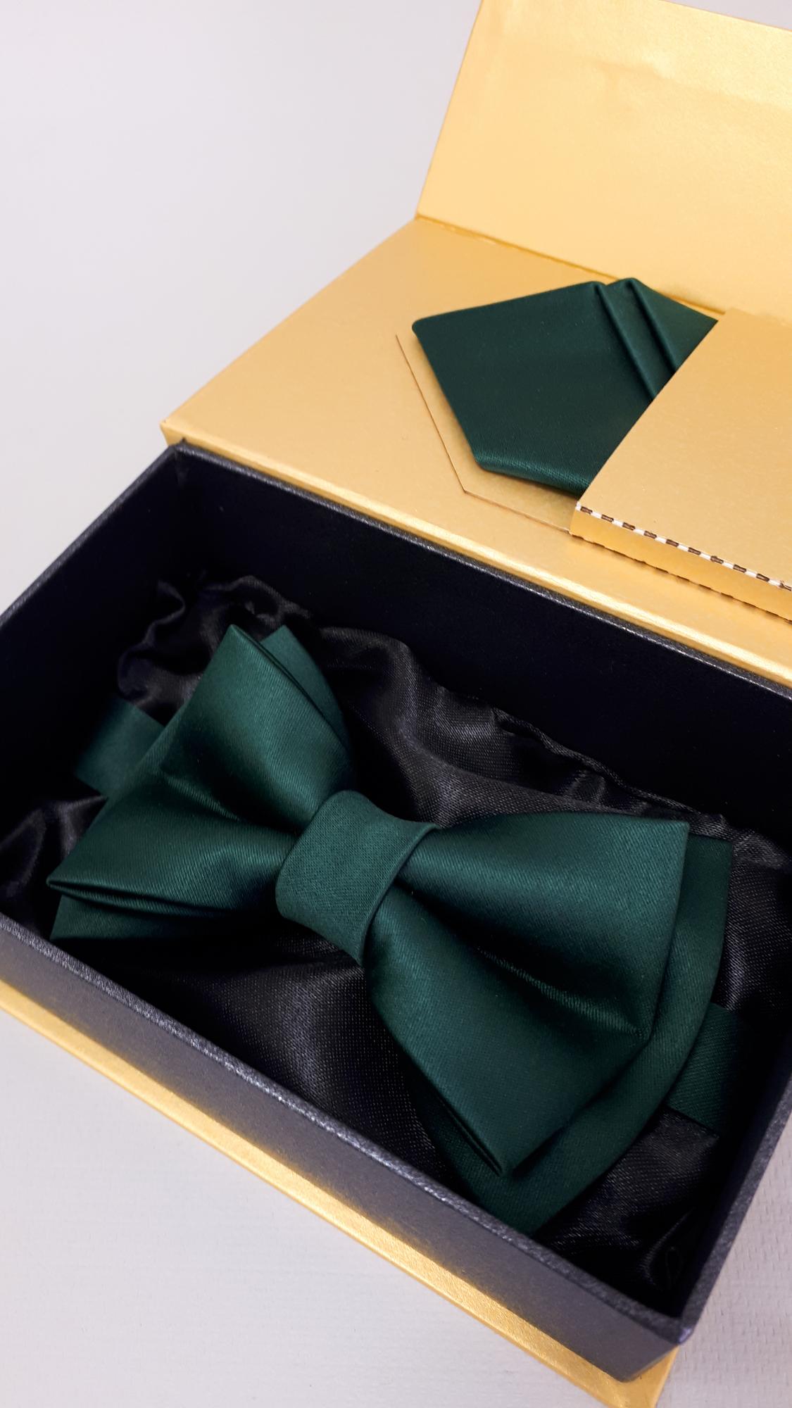 Подарочный набор: темно-зеленый галстук-бабочка и платочек в премиальной золотистой упаковке