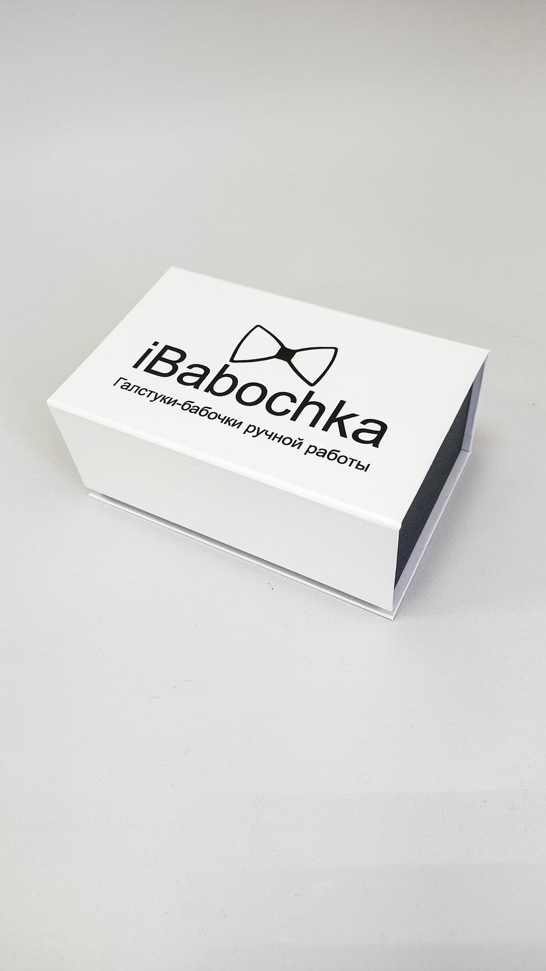 Подарочный комплект галстук-бабочка и платочек в премиум упаковке. Цвет фуксия, белый