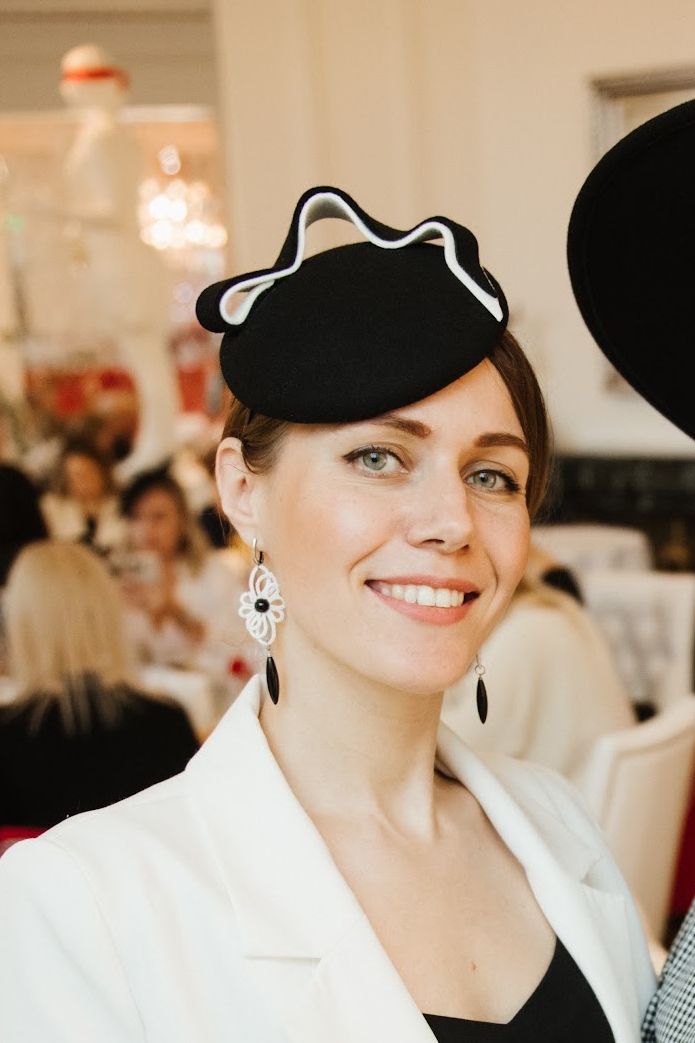 Шляпка-таблетка "Волна". Цвет черный/белый