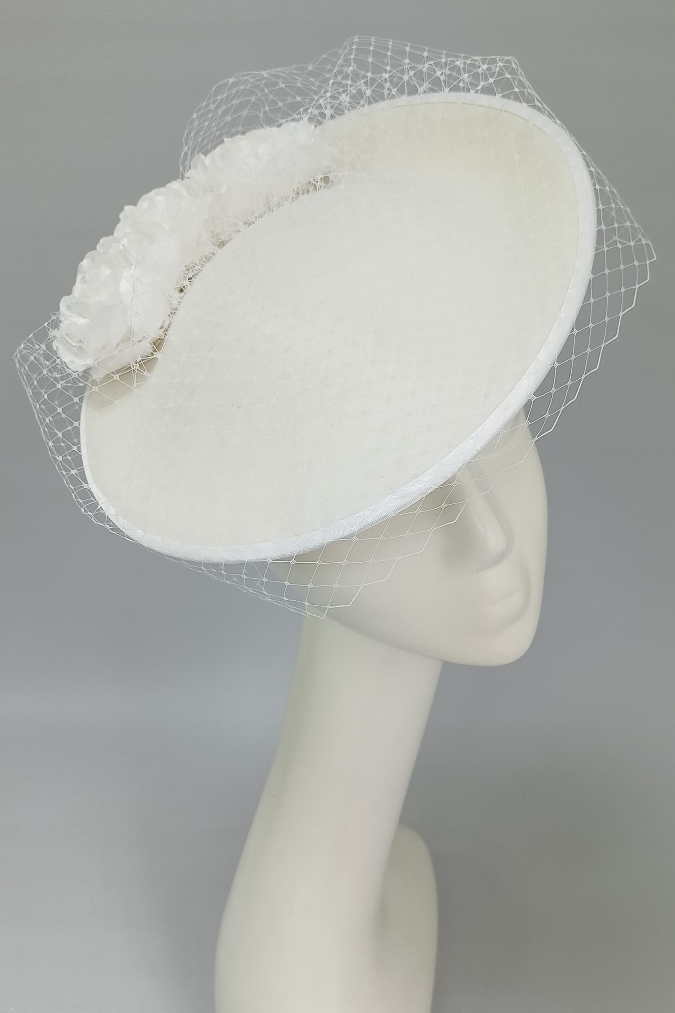 Шляпка Катрин с цветами. Цвет белый