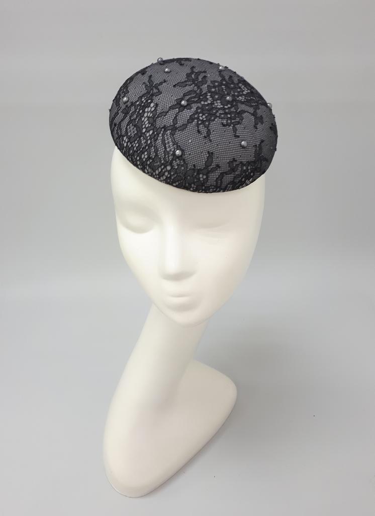 Шляпка-таблетка с кружевом