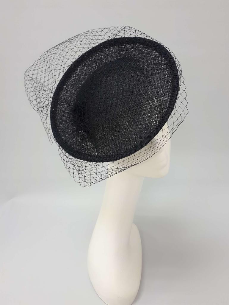 Шляпа "Катрин" с вуалью из синамей. Цвет черный