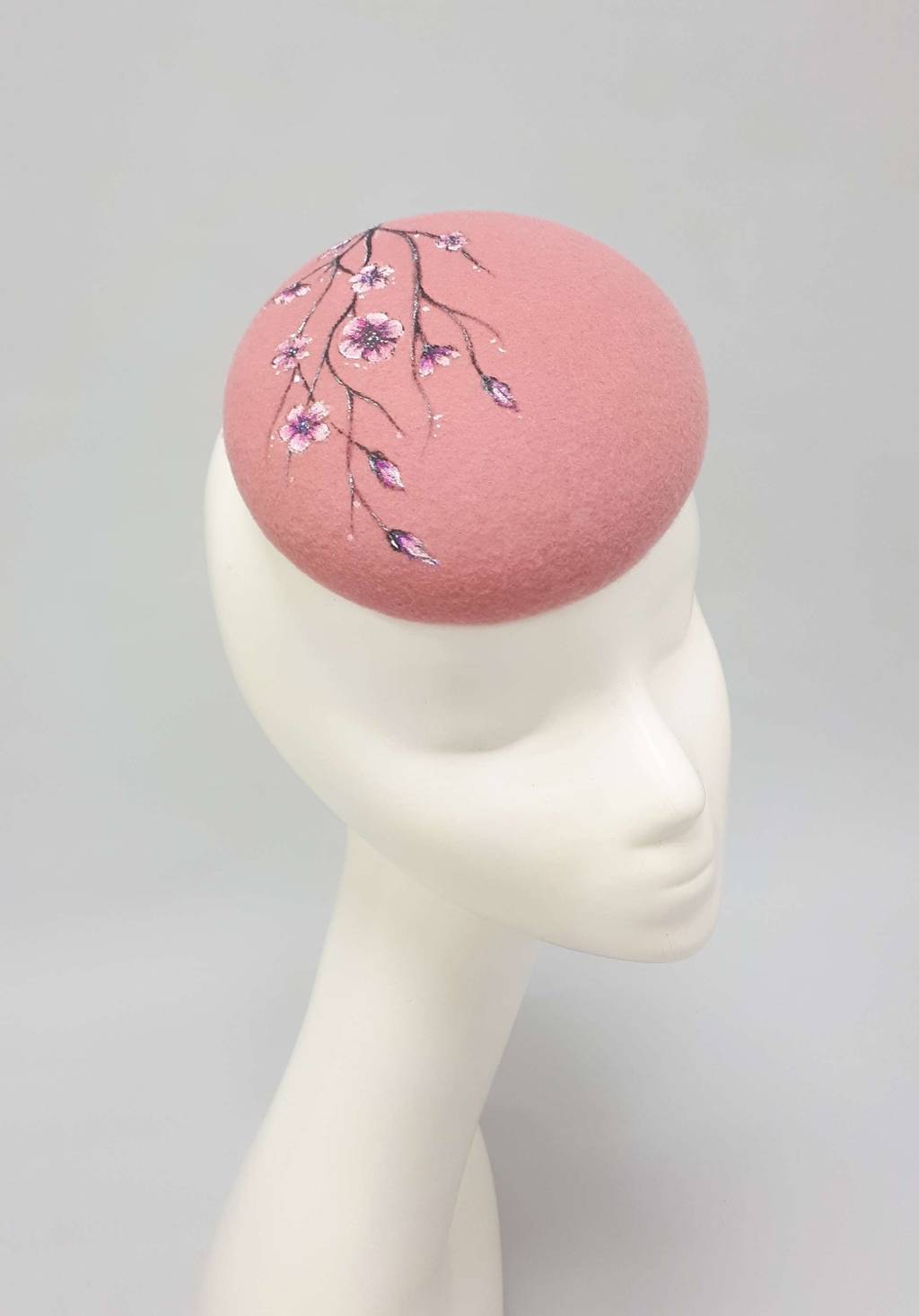 Мини-шляпка-таблетка с ручной росписью