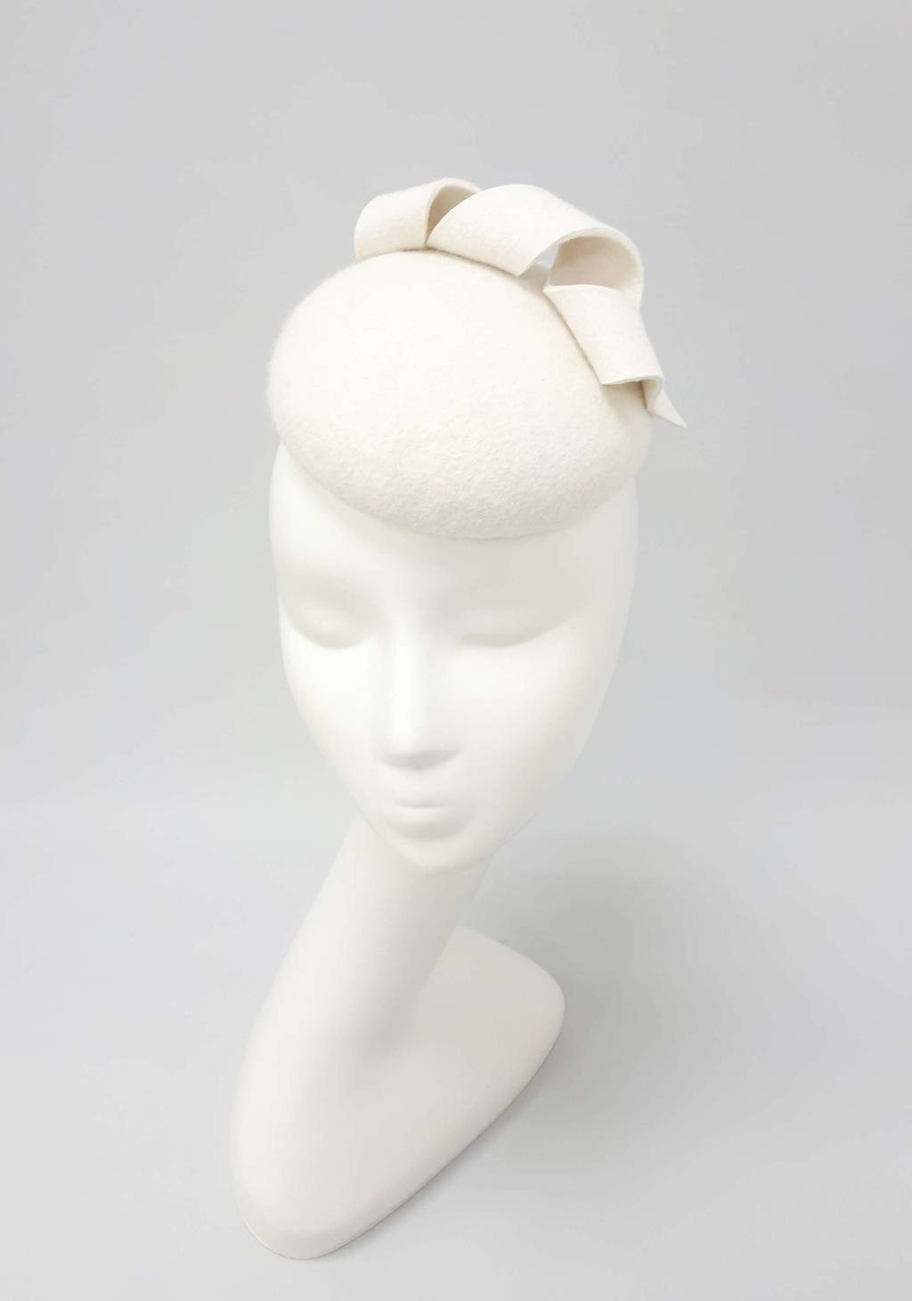 Шляпка-таблетка "Спираль". Цвет молочный