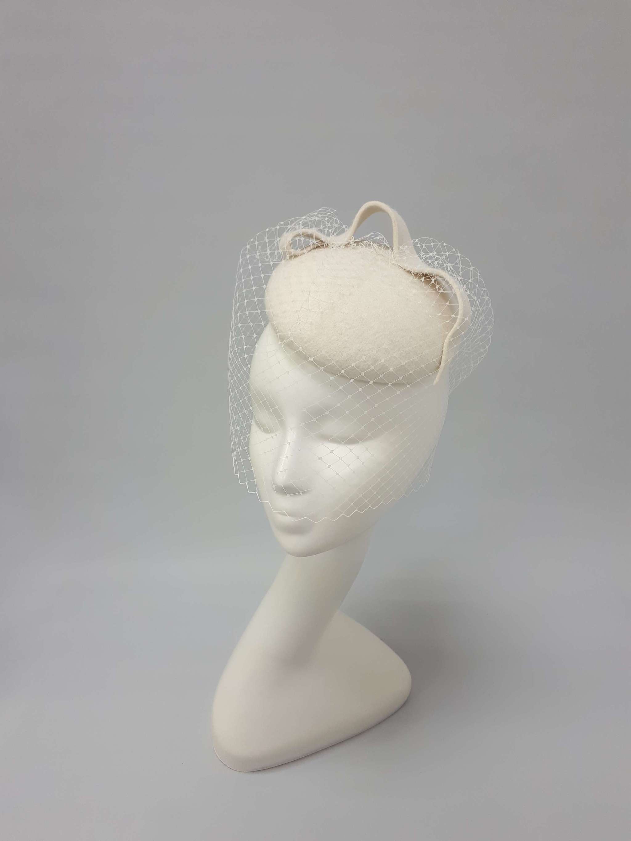 Шляпка-таблетка "Волна" с вуалью. Цвет молочный