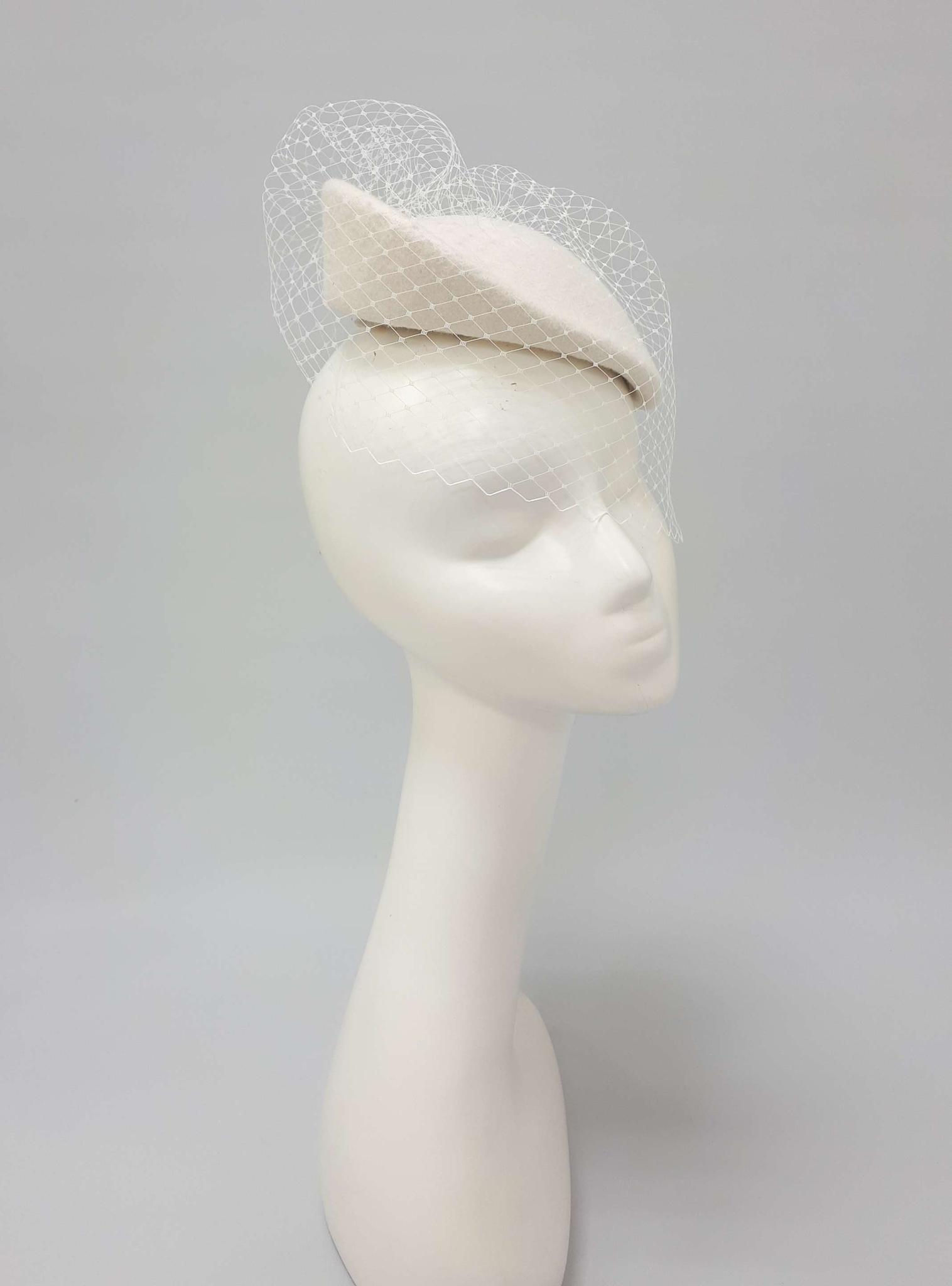Фетровая мини-шляпка Nataly с вуалью . Цвет молочный