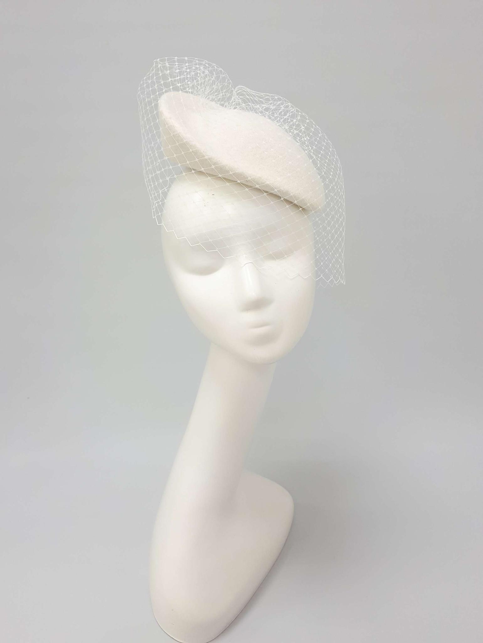 Фетровая мини-шляпка Nataly с вуалью . Цвет молочный