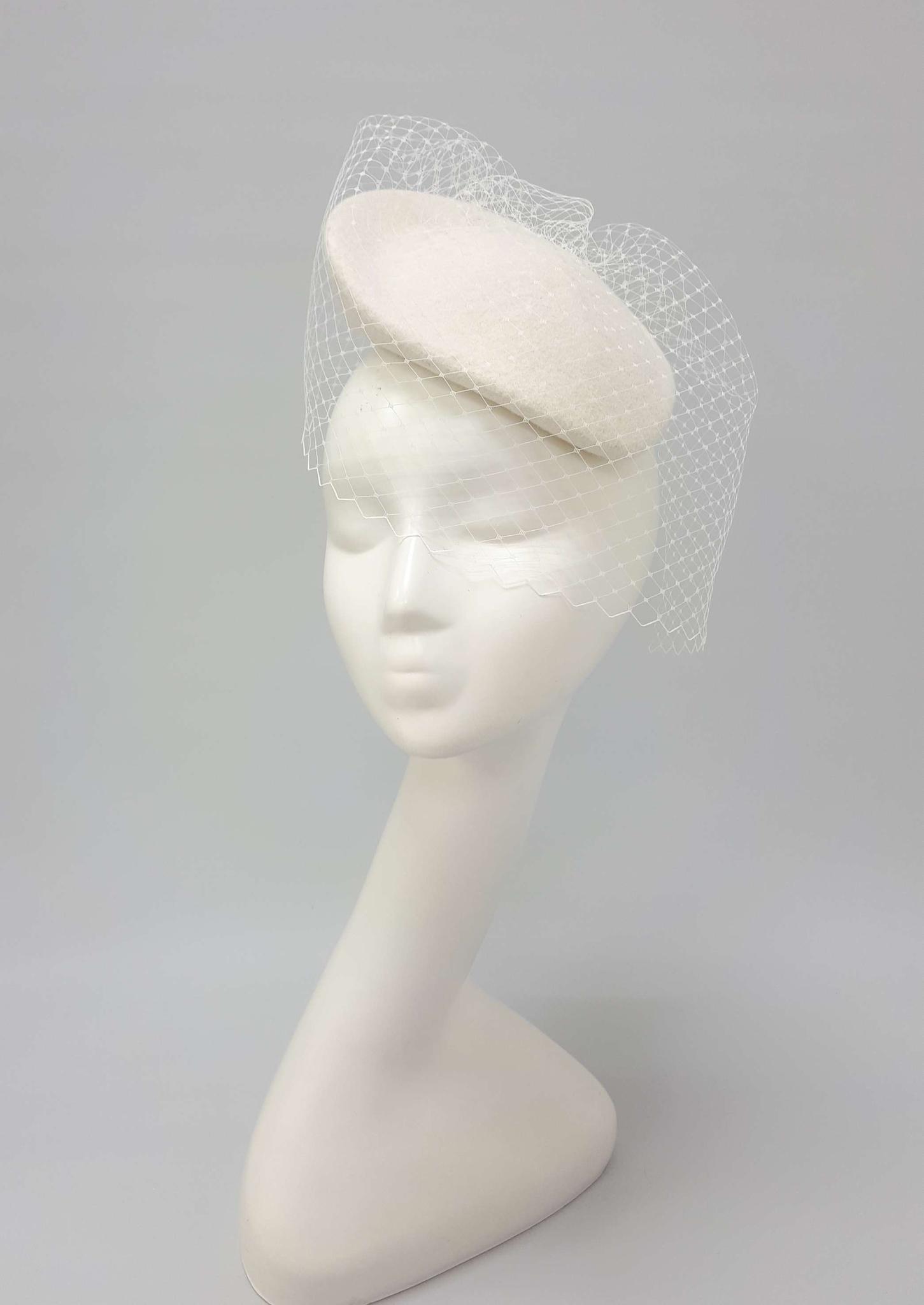 Фетровая мини-шляпка Nataly с вуалью . Цвет молочный