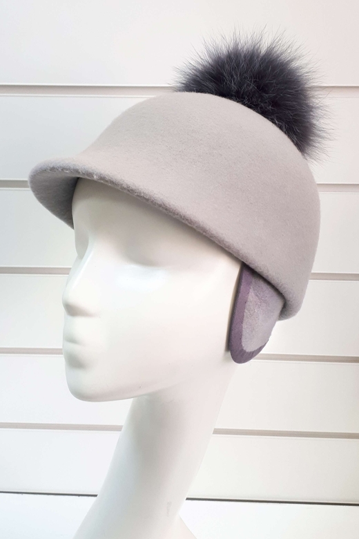 Жокейка с помпоном утепленная. Цвет светло-серый