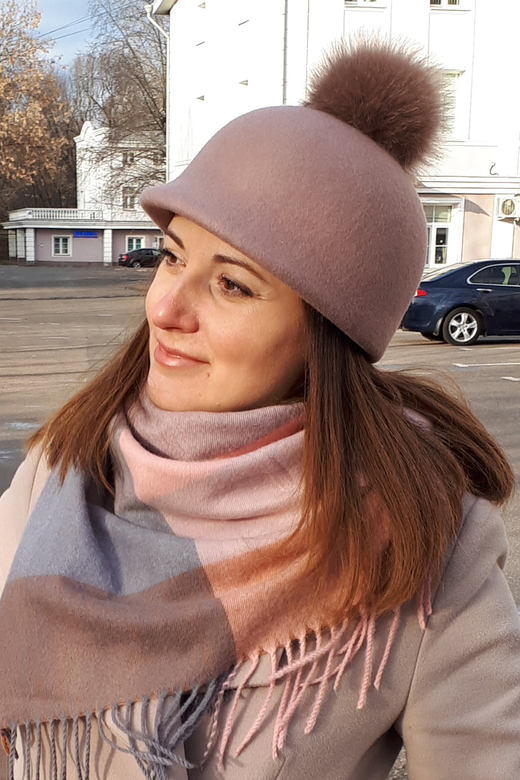 Жокейка с помпоном. Цвет румяна