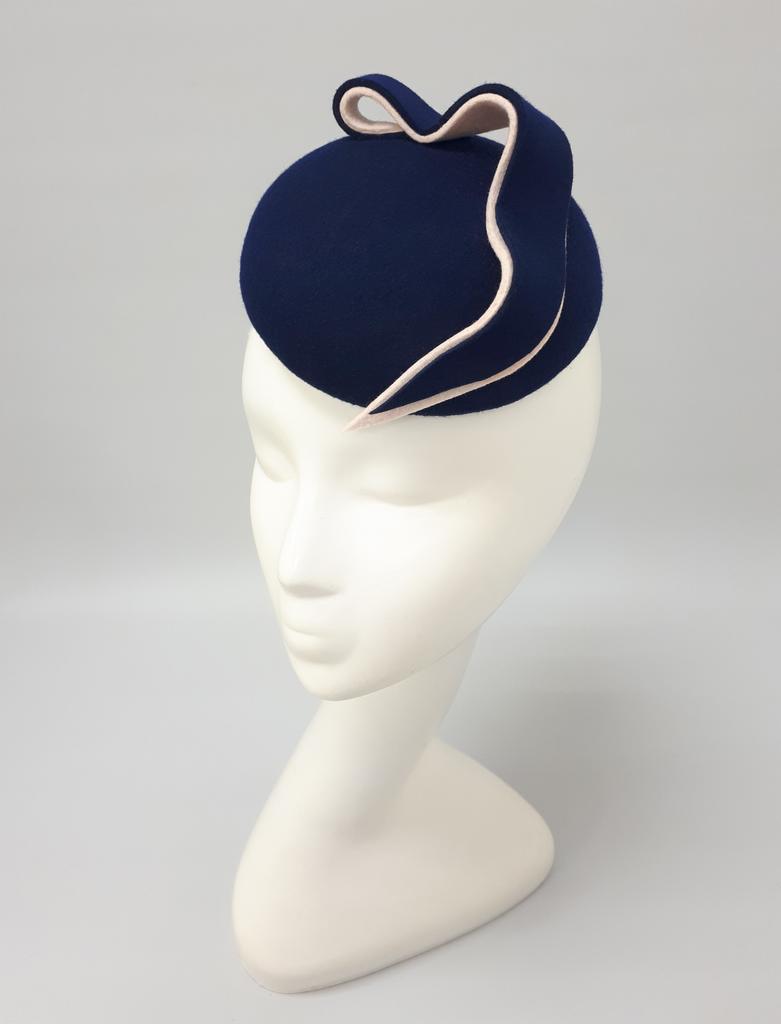 Шляпка-таблетка "Волна". Цвет черника/крем