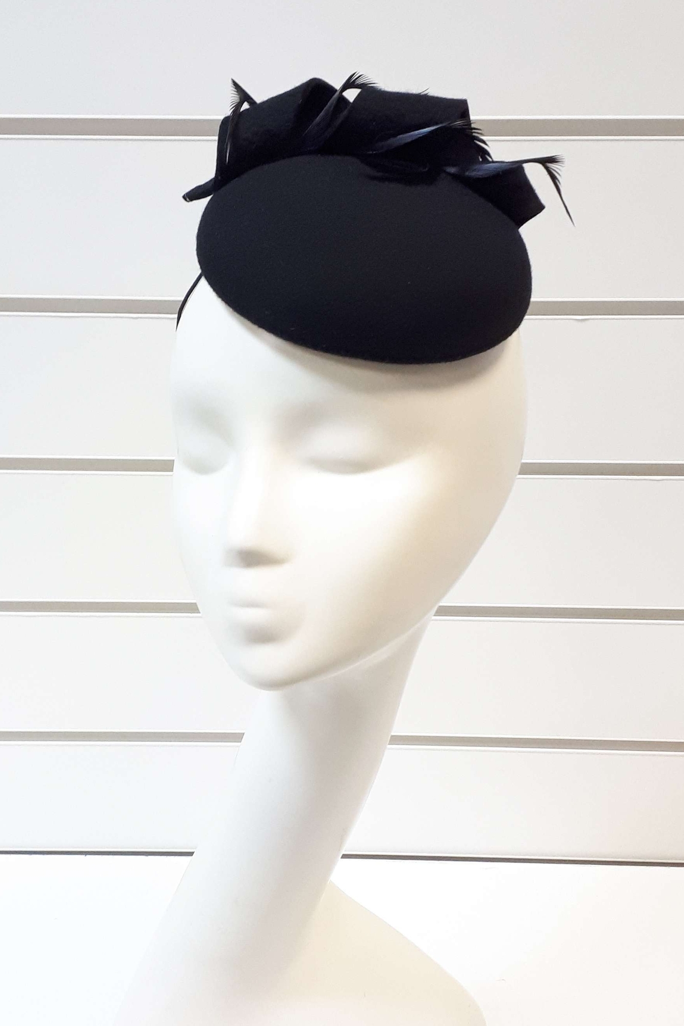 Мини-шляпка "Спираль" с перьями