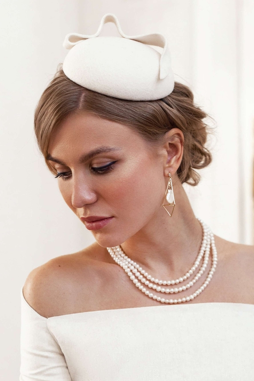 Шляпка-таблетка "Волна". Цвет молочный