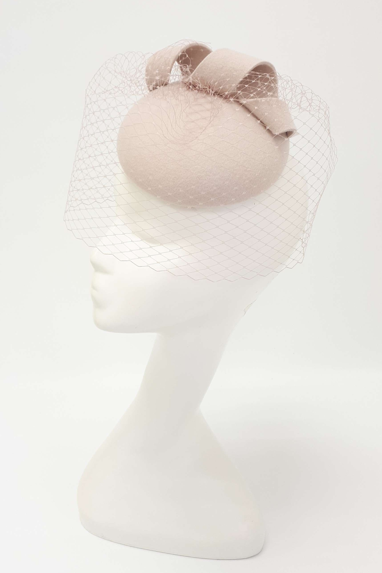 Шляпка-таблетка "Спираль"с вуалью. Цвет кремовый