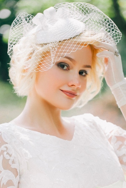 Атласная шляпка-таблетка "Спираль" с вуалью.