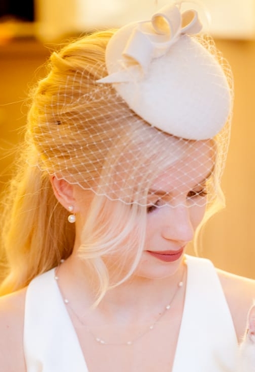 Свадебная шляпка-таблетка "Спираль"с вуалью