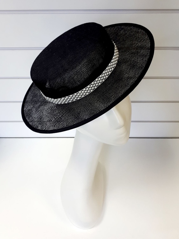 Низкая шляпка канотье из соломки синамей.