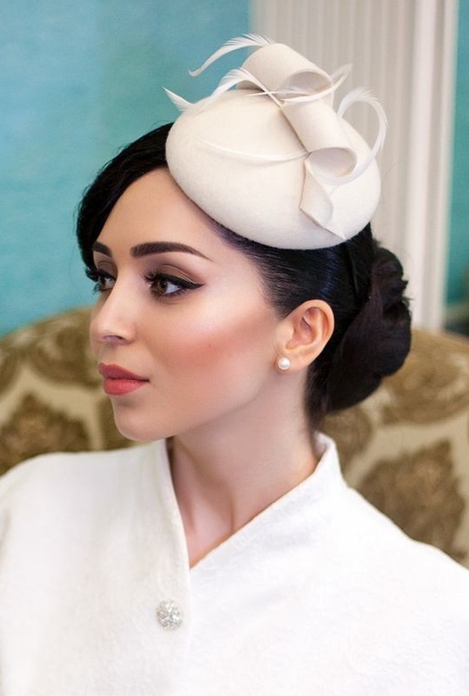 Свадебная шляпка-таблетка "Спираль" с перьями