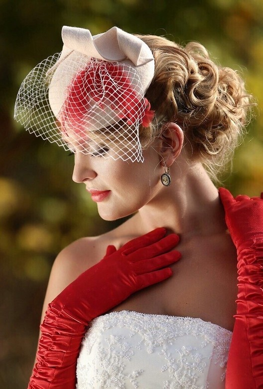 Фетровая шляпка-таблетка "Спираль" с вуалью и перьями