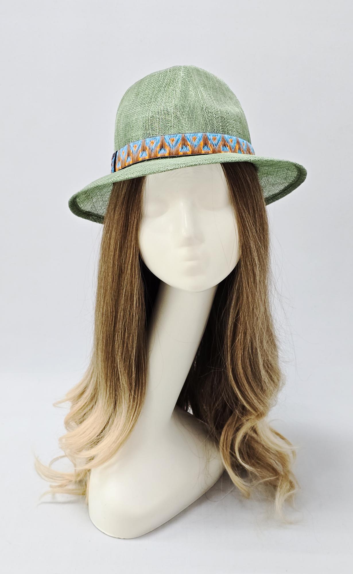 Соломенная шляпа федора