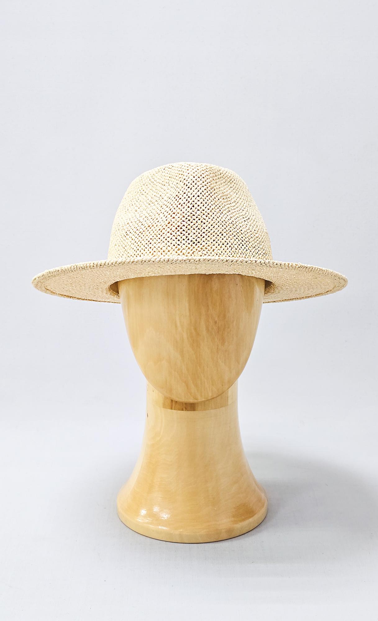 Соломенная шляпа федора