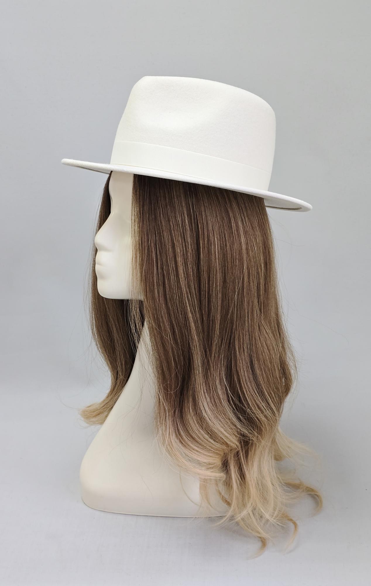 Шляпа Федора белая