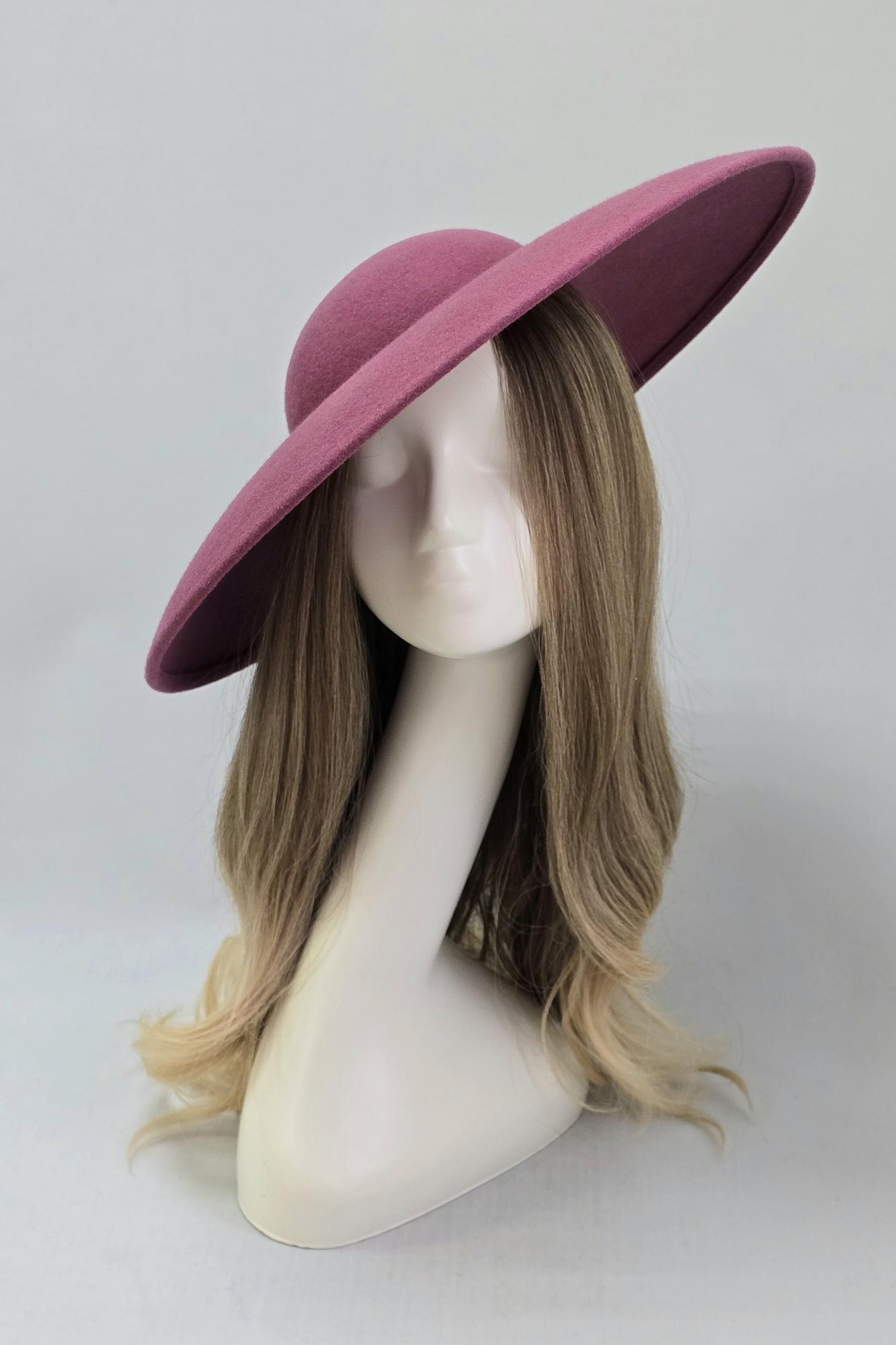 Широкополая шляпа в стиле Dior. Цвет нежно-лиловый