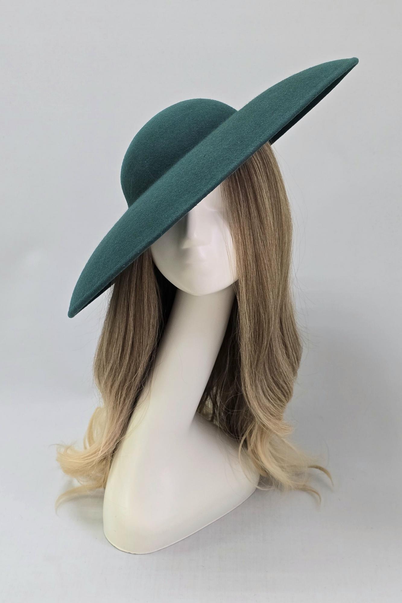 Широкополая шляпа в стиле Dior. Цвет изумрудный