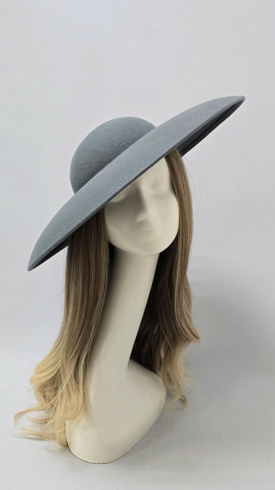 Широкополая шляпа в стиле Dior. Цвет серый