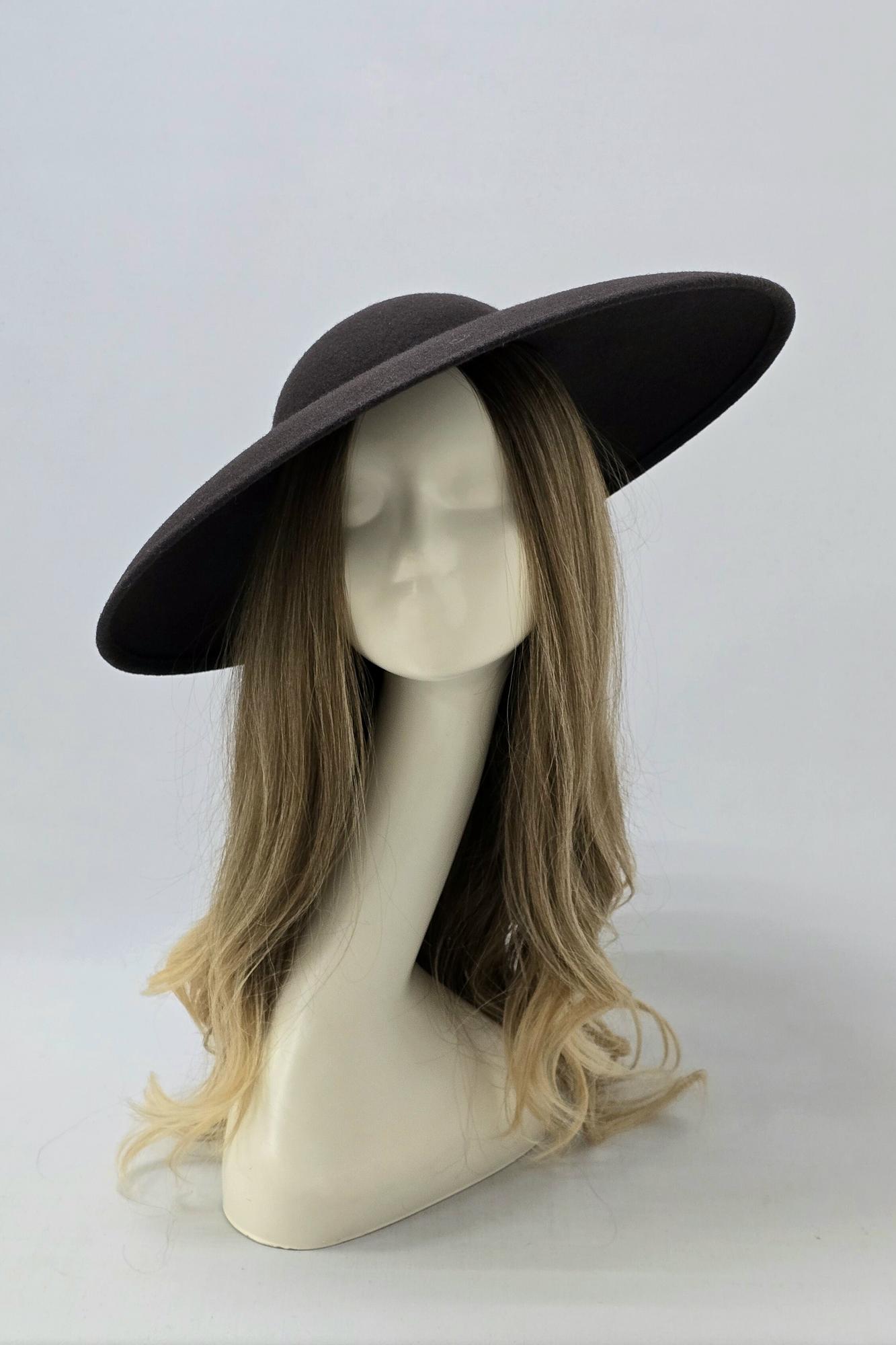 Широкополая шляпа в стиле Dior. Цвет коричневый