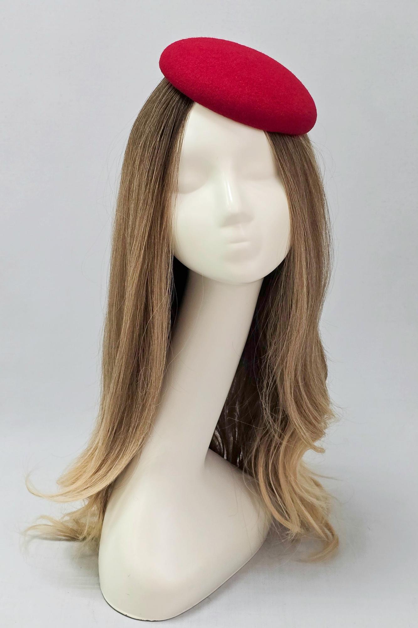 Шляпка-таблетка. Цвет красный.