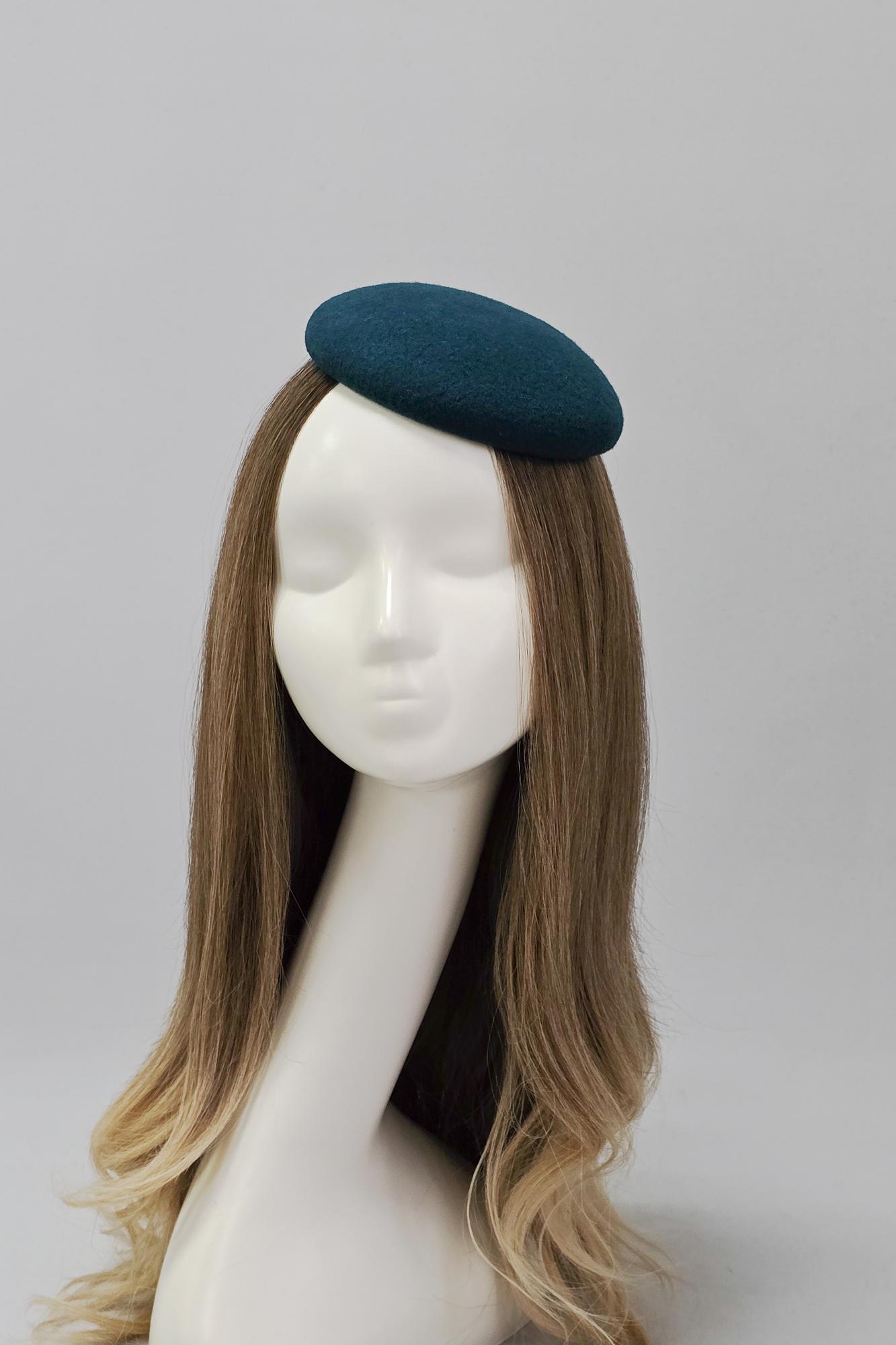 Шляпка-таблетка. Цвет изумрудный